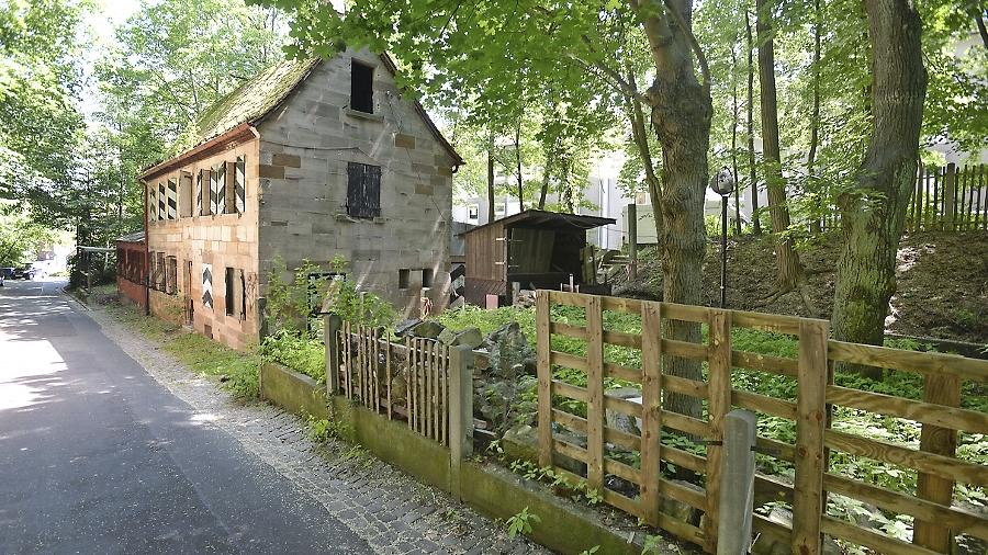 Das Sandsteingebäude der „Wolfsschlucht“ samt Biergarten (im Vordergrund) ist heute verwaist, eine neue Nutzung nicht in Sicht.