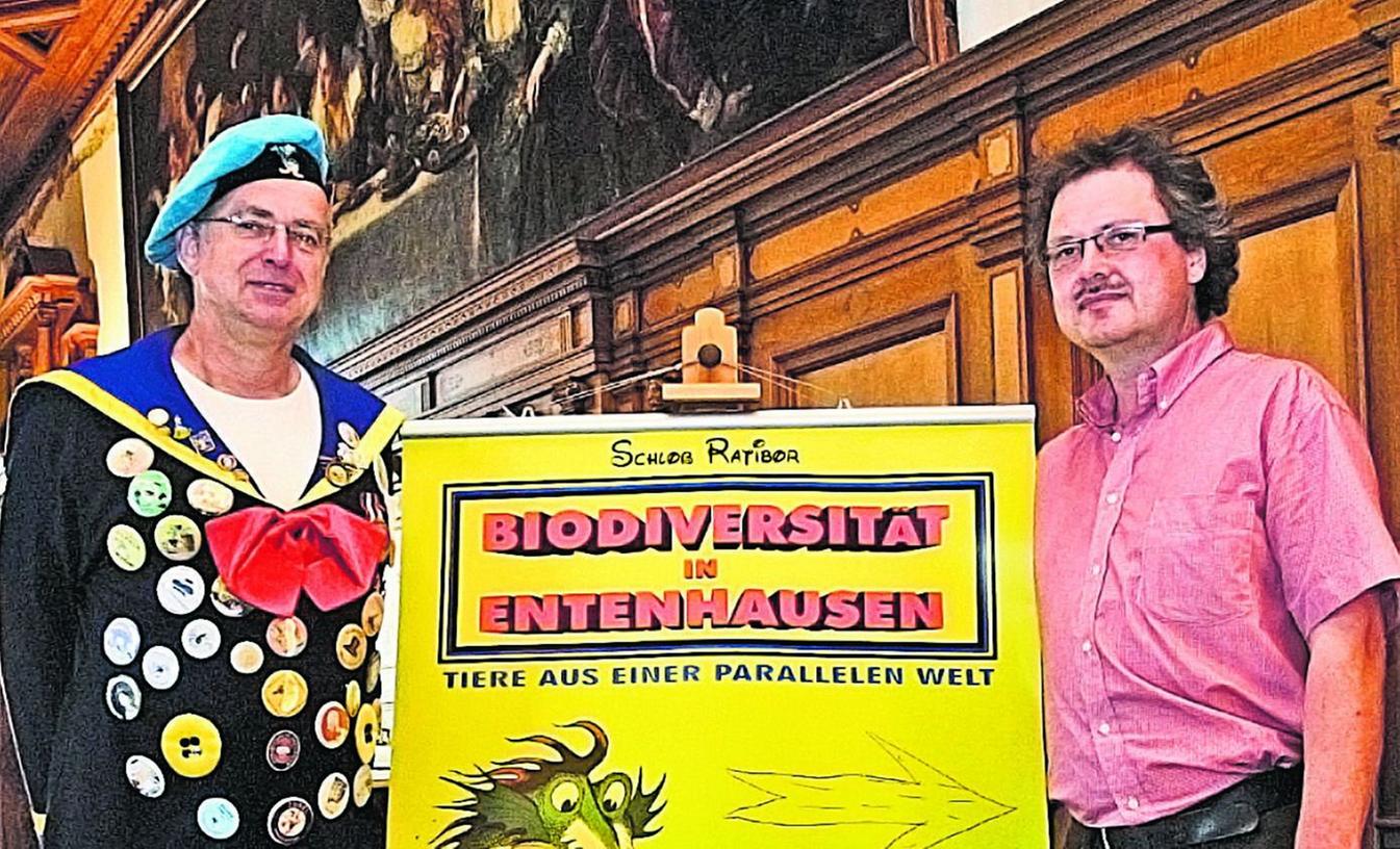 Gerhard Severin (li.), 33. „PräsidEnte“ der Donaldisten, eröffnete zusammen mit Museumsleiter Guido Schmid die Ausstellung „Biodiversität in Entenhausen“ im Museum von Schloss Ratibor.