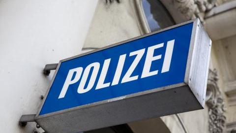 Die Polizei nahm einen Mann fest, nachdem er den Hitlergruß gezeigt und "Heil Hitler" gerufen hatte. Die Polizei nahm einen Mann fest, nachdem er den Hitlergruß gezeigt und "Heil Hitler" gerufen hatte.