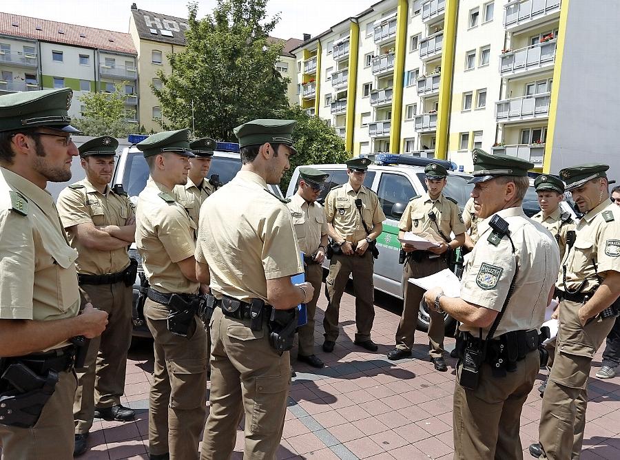 Insgesamt 18 Beamte von Kripo und Unterstützungskräften verteilten am Freitag die Fahndungsplakate im Stadtteil Hummelstein.