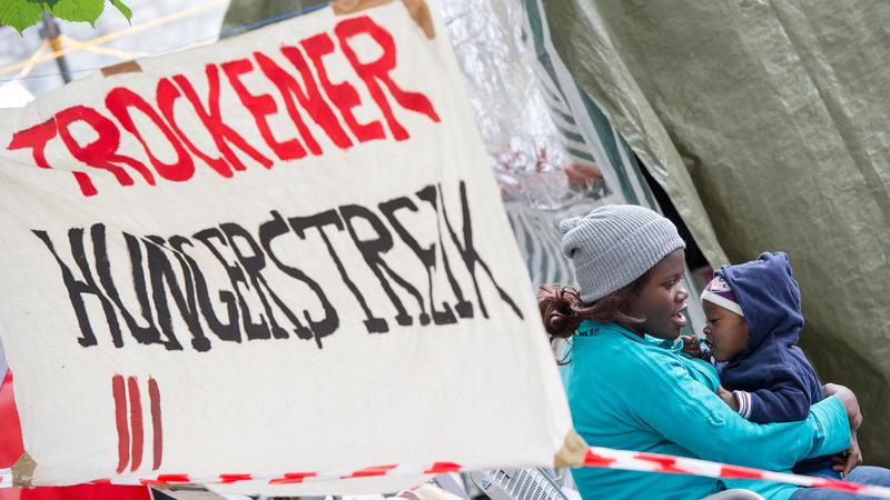 Immer wieder machen die Flüchtlinge aus dem Protestzelt am Nürnberger Hallplatz auf sich und ihre Situation aufmerksam.