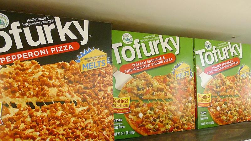 À propos Fertiggerichte: Die Industrie hat sich auf Veganer eingestellt und bietet inzwischen sogar Pizza mit Ersatzkäse an.