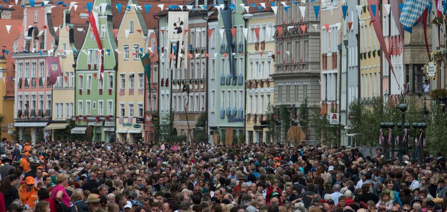 Die Bürger der niederbayerischen Bezirkshauptstadt spielen das Hochzeitsfest vom Landshuter Herzogsspross Georg und der polnischen Königstochter Hedwig im Jahr 1475 nach. Damit wollen sie Kulturerbe werden.