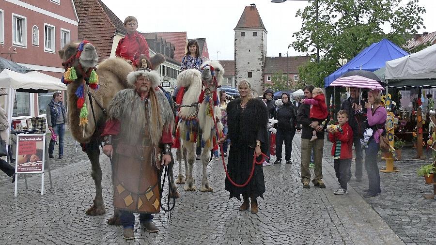 Wie aus Tausend und einer Nacht: Die Bauchtänzerinnen faszinierten in ihren farbenfrohen Kostümen, auch wenn, vielleicht auch witterungsbedingt, von Bauch wenig zu sehen war. Wie aus Tausend und einer Nacht: Die Bauchtänzerinnen faszinierten in ihren farbenfrohen Kostümen, auch wenn, vielleicht auch witterungsbedingt, von Bauch wenig zu sehen war.
