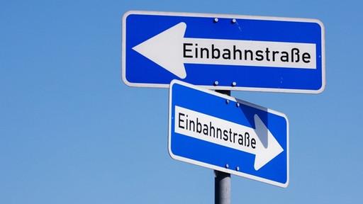 Das Befahren einer Einbahnstraße in die entgegengesetzte Richtung kostet 20 bis 35 Euro.