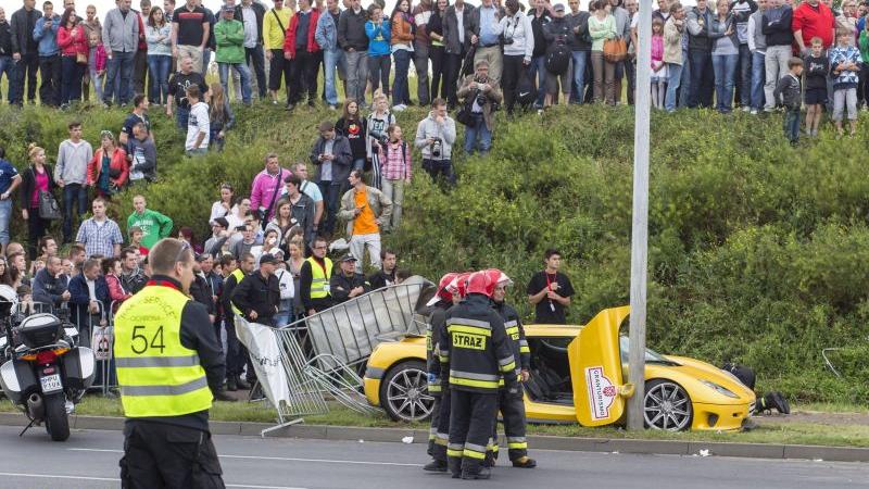 Der Wagen der seltenen schwedischen Marke "Koenigsegg" trug schwere Beschädigungen davon. Die Staatsanwaltschaft hat die Ermittlungen aufgenommen.