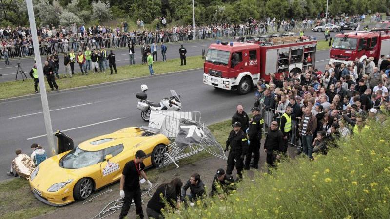 In Posen (Polen) ist am Sonntag beim Autorennen "Gran Turismo Polonia" ein 800 PS starker Sportwagen in die Menschenmenge gerast. 17 Zuschauer erlitten dabei Verletzungen.