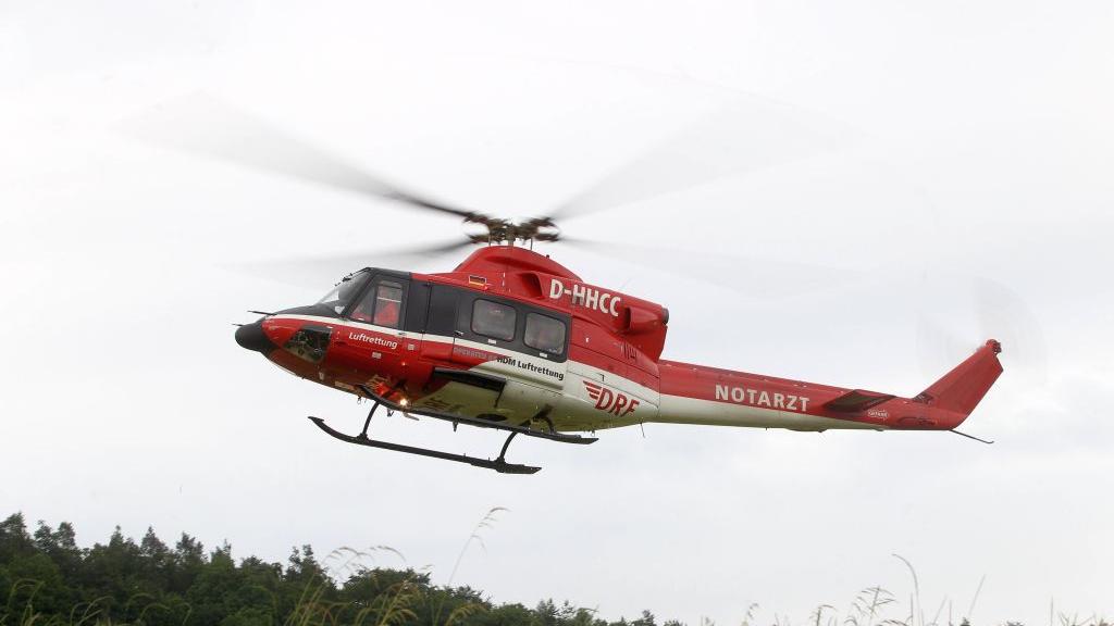 Der verletzte Zimmerer wurde mit dem Rettungshubschrauber ins Klinikum Ingolstadt geflogen.