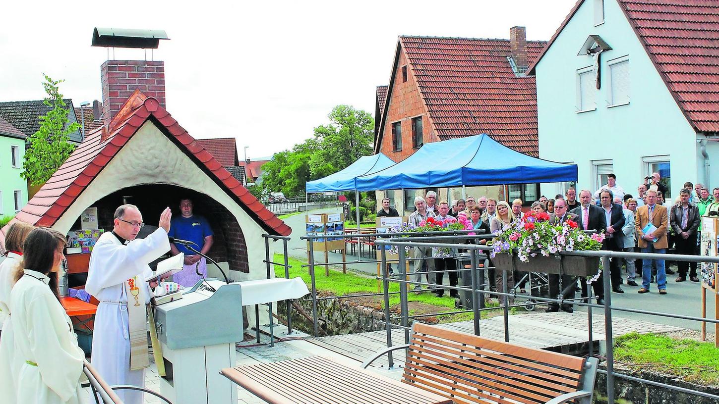 Nach der Segnung und einigen Grußworten lieferte der Backofen knusprige Schäuferle für die hungrige Festgemeinde in Rüssenbach.