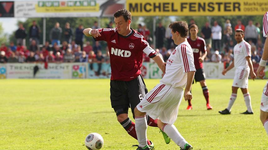 Hanno Balitsch, der sich in dieser Szene energisch im Vorwärtgang zeigt, und Daniel Ginczek ließen die Nürnberger Treffer drei und vier folgen.
