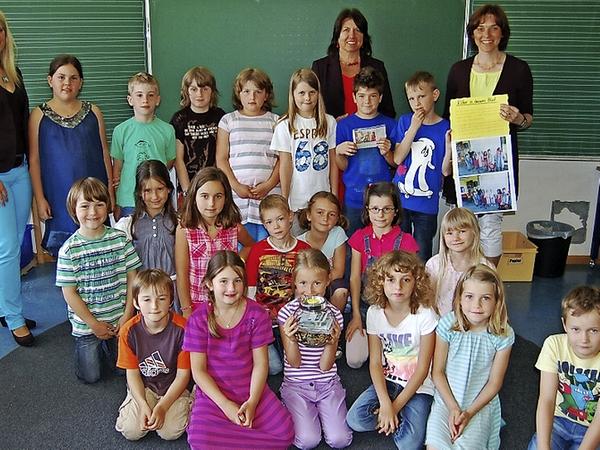 Die Kinder der Klasse 2c der Erich-Kästner-Schule in Postbauer-Heng überreichten 1000 Euro für die Typisierungsaktion der siebenjährigen Lisa aus Dürn bei Breitenbrunn. Die Kinder der Klasse 2c der Erich-Kästner-Schule in Postbauer-Heng überreichten 1000 Euro für die Typisierungsaktion der siebenjährigen Lisa aus Dürn bei Breitenbrunn.