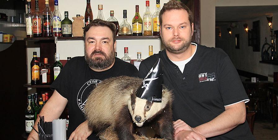 Seit knapp 20 Jahren ist Koch Oliver Löblein (40, rechts) Gostenhofer. Ihn und den jetzigen Willich-Wirt und Historiker Daniel Schacht (37) verbindet dieser Ort, seit beide noch Stammgäste in der "Unterwelt" waren, wie das Willich damals hieß. Hier tauschten sie Kochtipps aus und diskutierten oft bis in die frühen Morgenstunden. Erst vor rund drei Jahren nahm Daniel den Platz hinter der Theke des Willich in der Volprechtstraße 3 ein. An der Freundschaft zwischen ihm und Oliver hat sich dadurch aber nicht viel geändert. Oliver, der ansonsten in der Küche des nahe gelegenen Palais Schaumburgs arbeitet, kommt drei- bis viermal in der Woche vorbei, um sich "nach Feierabend ein schönes kühles Bier zu Gemüte zu führen", wie er sagt. Die beiden genießen den Rückhalt, den ihnen die "Gastro-Familie" bietet. "Das ist der Vorteil dieses Jobs", sagt Oliver, "auch wenn man am Wochenende oft arbeiten muss während andere feiern, gibt es immer jemanden, bei dem man anklopfen kann." Seit knapp 20 Jahren ist Koch Oliver Löblein (40, rechts) Gostenhofer. Ihn und den jetzigen Willich-Wirt und Historiker Daniel Schacht (37) verbindet dieser Ort, seit beide noch Stammgäste in der "Unterwelt" waren, wie das Willich damals hieß. Hier tauschten sie Kochtipps aus und diskutierten oft bis in die frühen Morgenstunden. Erst vor rund drei Jahren nahm Daniel den Platz hinter der Theke des Willich in der Volprechtstraße 3 ein. An der Freundschaft zwischen ihm und Oliver hat sich dadurch aber nicht viel geändert. Oliver, der ansonsten in der Küche des nahe gelegenen Palais Schaumburgs arbeitet, kommt drei- bis viermal in der Woche vorbei, um sich "nach Feierabend ein schönes kühles Bier zu Gemüte zu führen", wie er sagt. Die beiden genießen den Rückhalt, den ihnen die "Gastro-Familie" bietet. "Das ist der Vorteil dieses Jobs", sagt Oliver, "auch wenn man am Wochenende oft arbeiten muss während andere feiern, gibt es immer jemanden, bei dem man anklopfen kann."