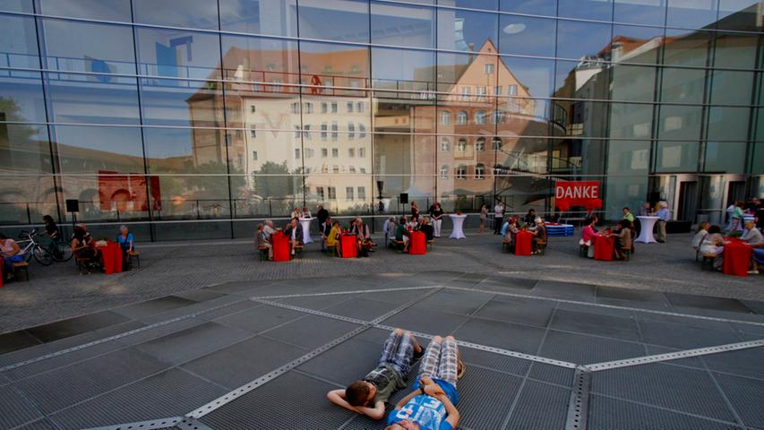 Der Klarissenplatz vor dem Neuen Museum in Nürnberg: So weit, so unspektakulär. Dank zahlreicher Kunstfreunde und Sponsoren verwandelt sich der Platz von nun an tagsüber...