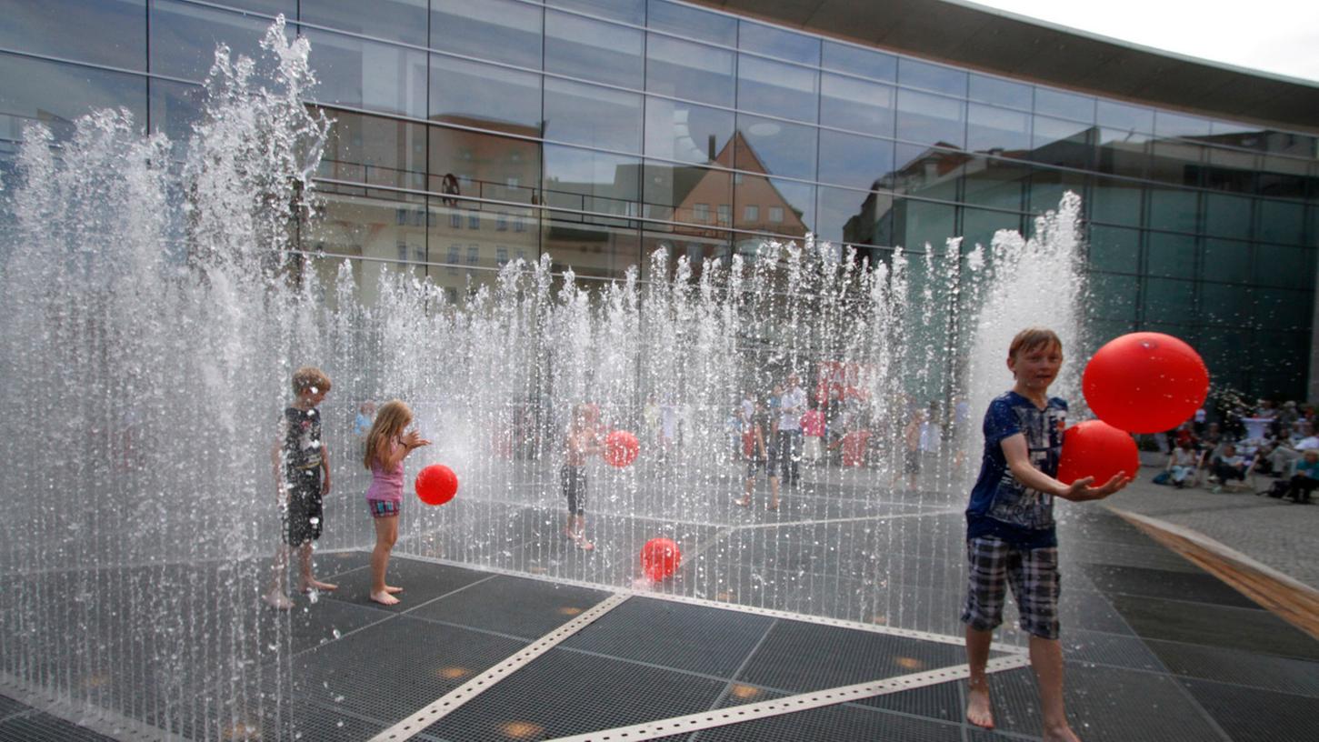 Aus für beliebtes Wasserspiel: Der Kunstbrunnen am Neuen Museum soll im kommenden Sommer nicht aufgebaut werden.