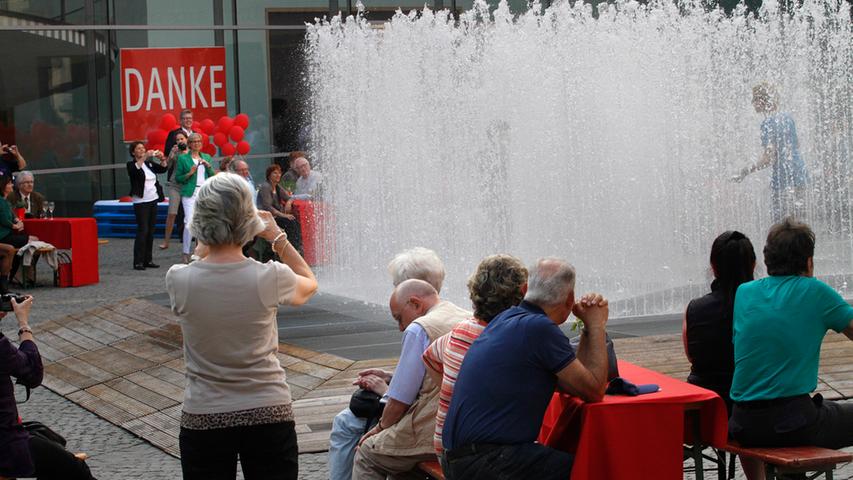 Ein Anblick, der festgehalten werden muss: Viele Kunstfreunde zückten angesichts der glitzernden Wasserfontänen die Kameras.