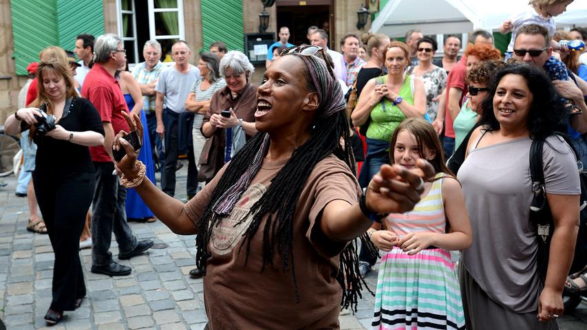 Am Freitag startete das Fürth-Festival mit Bombenstimmung in der ganzen Stadt. Auf dem Waagplatz mischte sich Felicia Peters kurzerhand unter das Publikum und...