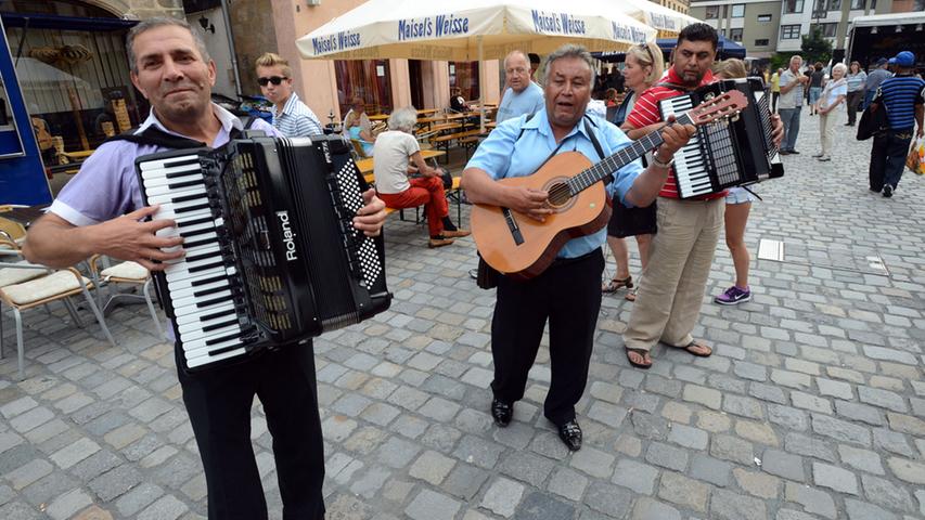 Auch Straßenmusiker packten die Gelegenheit beim Schopf und gaben einige Lieder auf dem Grünen Markt zum Besten.
