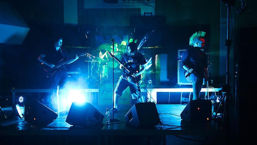 Acracia beschreiben ihren Sound auf ihrer FB-Seite als "klassischen 80er-Jahre-Heavy-Metal mit solider Rhythmusbasis aus Schlagzeug und Bass, melodischen, aber auch harten Riffs an der Gitarre sowie einer Bärenstimme am Mikro."