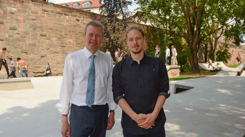 Auch Oberbürgermeister Ulrich Maly (SPD) war vor Ort und begutachtete die Anlage mit Herwig König, dem Vorsitzenden der Skateboardfreunde Nürnberg.