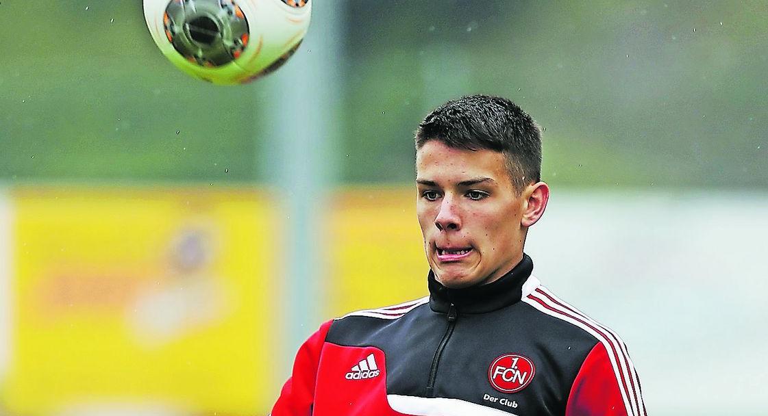 Im Dress des 1. FC Nürnberg wurde es für Mariusz Stepinski nichts, im gelben Kanarienvogel-Look blüht der 21-Jährige nun auf.