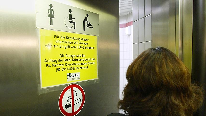 Zuletzt sammelten Klo-Aktivisten in Nürnberg Unterschriften für mehr öffentliche Toiletten. (Symbolbild) Zuletzt sammelten Klo-Aktivisten in Nürnberg Unterschriften für mehr öffentliche Toiletten. (Symbolbild)