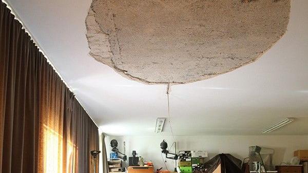 An einigen Gebäuden nagt immer mehr der Zahn der Zeit. Es fehlt Geld für nötige Sanierungen. Trauriger Höhepunkt ist, als Mitte 2013 in der Klassischen Archäologie ein Teil der Decke herabstürzt. Der damalige Kanzler spricht von einem hohen Sanierungsbedarf. 2015 entscheidet sich der Freistaat, den sogenannten Himbeerpalast in Erlangen zu kaufen – ein altes Gebäude der Firma Siemens. Dort soll die Philosophische Fakultät untergebracht werden.