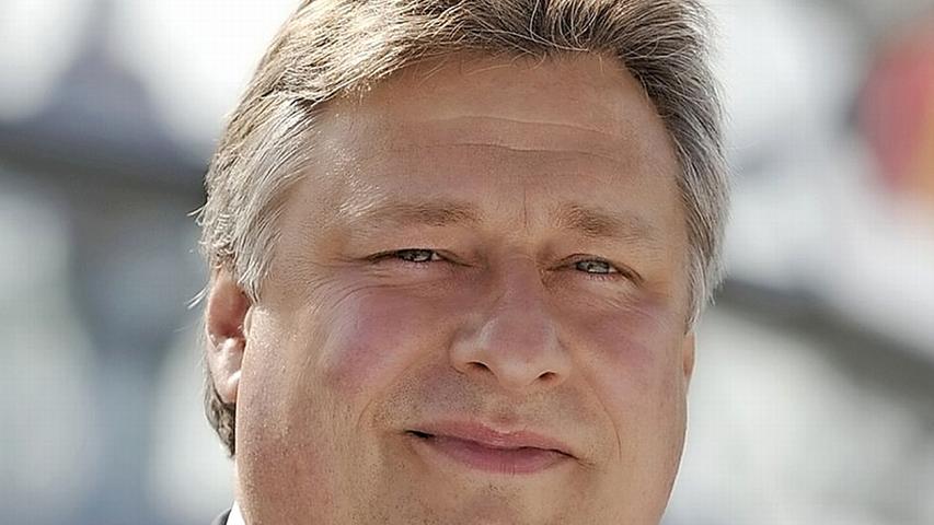 Ich habe schon gedacht, dass sie sich einigen. Gerade den Grünen war die Vorfreude aufs Regieren ja anzusehen, entsprechend viele Kompromisse haben sie auch gemacht. Aber die Jungspunde von der FDP haben erkannt, dass sie gar nicht regierungsfähig sind", erklärt Burkert süffisant. Also nun doch wieder große Koalition? "Das schließe ich aus", betont Burkert. "Wir sind deutlich abgewählt worden. Auch die Themen für eine große Koalition haben sich erschöpft." Ich habe schon gedacht, dass sie sich einigen. Gerade den Grünen war die Vorfreude aufs Regieren ja anzusehen, entsprechend viele Kompromisse haben sie auch gemacht. Aber die Jungspunde von der FDP haben erkannt, dass sie gar nicht regierungsfähig sind", erklärt Burkert süffisant. Also nun doch wieder große Koalition? "Das schließe ich aus", betont Burkert. "Wir sind deutlich abgewählt worden. Auch die Themen für eine große Koalition haben sich erschöpft."