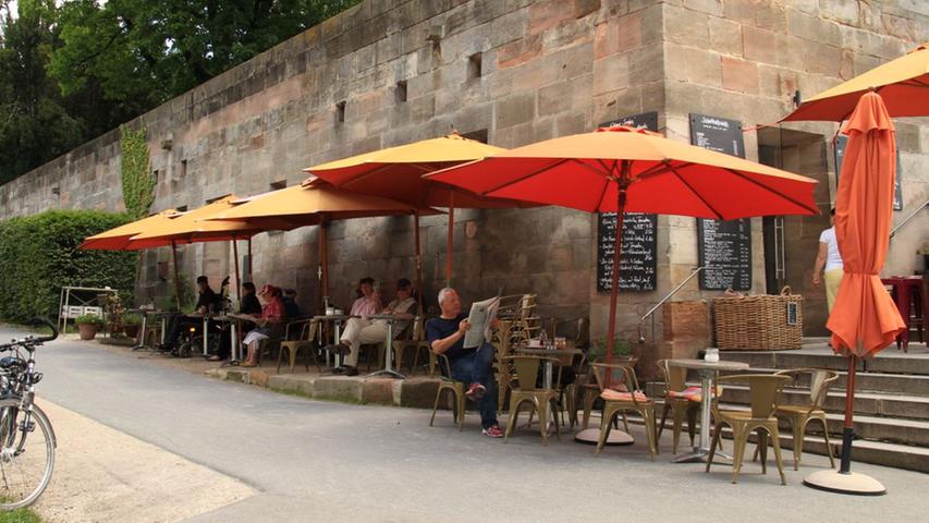 Radelt man über die Hallerwiese nach Nürnberg hinein, tauchen im Sommer unweigerlich die orangeroten Sonnenschirme des Schnepperschütz durch das Grün der Platanenbäume auf. An warmen Abenden sitzen dort die Menschen an der Treppe wie Hühner auf der Stange und liegen im Gras vor dem Schnepperschütz. Hier kann man gutes Enzensteiner Bier aber auch hochwertige Weinsorten genießen. Hat man eines der fantasievoll garnierten Brote in Händen und lässt den Blick über die Hallerwiese schweifen, dann fühlt man sich fast wie im Urlaub.
Durchschnittsnote: 3,37 Radelt man über die Hallerwiese nach Nürnberg hinein, tauchen im Sommer unweigerlich die orangeroten Sonnenschirme des Schnepperschütz durch das Grün der Platanenbäume auf. An warmen Abenden sitzen dort die Menschen an der Treppe wie Hühner auf der Stange und liegen im Gras vor dem Schnepperschütz. Hier kann man gutes Enzensteiner Bier aber auch hochwertige Weinsorten genießen. Hat man eines der fantasievoll garnierten Brote in Händen und lässt den Blick über die Hallerwiese schweifen, dann fühlt man sich fast wie im Urlaub.
Durchschnittsnote: 3,37