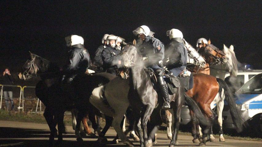 Castor bei Nacht: Aktivisten zermürben die Polizei