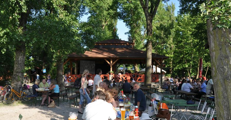 Sehr gemütlich sitzt man im Biergarten des  Hummelsteiner Park unter über 100 Jahre alten Akazien- und Ahornbäumen. Das riesige Areal bietet Platz für 1500 Gäste. Für die fränkischen und internationalen Spezialitäten werden frische Zutaten aus der Region verwendet.
 
 
 Durchschnittsnote: 2,76