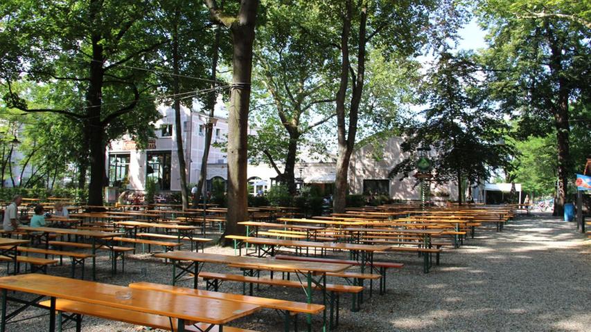 Das Wirtshaus der Lederer Kulturbrauerei bietet eine einzigeartige Erlebnisgastronomie in Franken. Hier im Ledererbiergarten finden bis zu 400 Gäste Platz. Es gibt kühle Getränke und kleine Speisen zu kaufen.   Durchschnittsnote: 3,75