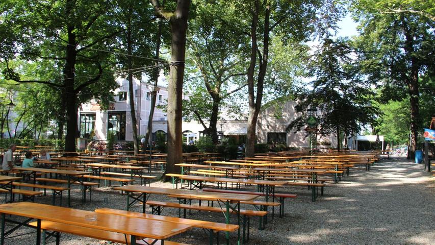 Der Biergarten in der  Lederer Kulturbrauerei  ist ebenfalls unter den Top 10 der schönsten Biergärten in Nürnberg vertreten. In rustikalem Ambiente kann man hier in Ruhe sein Feierabendbier trinken und die Kinder sich auf dem zugehörigen Spielplatz austoben - Platz ist genug: 1400 Außenplätze zählt man im Lederer.