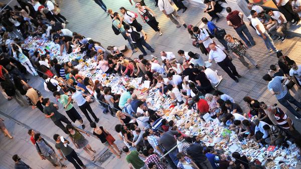 Sobald die Sonne untergegangen ist, dürfen Muslime, die während des Ramadan fasten, wieder essen und trinken. Während dieser Zeit kommt die ganze Familie zusammen, oft wird das Fastenbrechen aber noch viel größer gefeiert, wie hier in der Istiklal Caddesi, einer großen Straße in Istanbul.