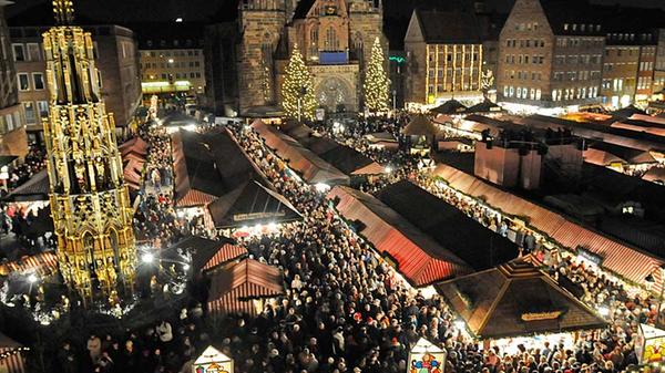 Die Budengassen sind mit Menschen gefüllt. Gleich wird der Christkindlesmarkt 2008 eröffnet. Seit 1973 findet die Zeremonie jedes Jahr am Freitag vor dem ersten Advent statt, vorher begann der Markt immer erst am 4. Dezember, dem Barbaratag.