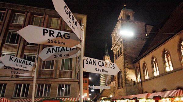Zuwachs für den Chriskindlesmarkt: Seit 1985 sind auch Nürnbergs Partnerstädte wie Prag, Gera, das rumänische Brasov oder das mazedonische Skopje in der Weihnachtszeit auf dem Markt der Partnerstädte mit einem Stand vertreten.