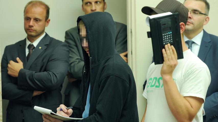 Während der Pressekonferenz zu den Razzien in Bayern tauchten zwei vermummte Männer auf. Eine anwesende Journalistin meinte, auf dem Handy von einem der Männer deutlich das Hakenkreuz erkannt zu haben.