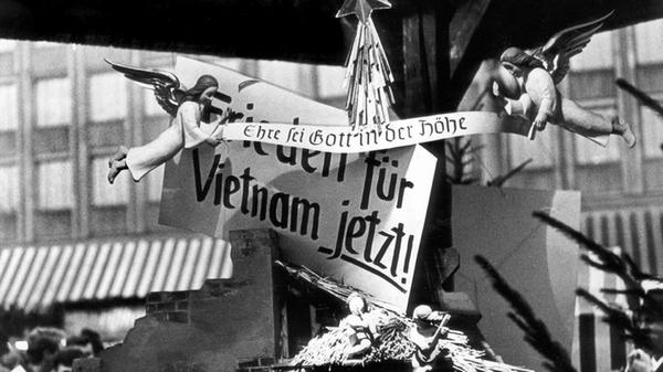 1969 wurde die Krippe am Christkindlesmarkt von einem Demonstranten als Halterung für ein Plakat gegen den Vietnamkrieg zweckentfremdet.