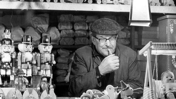 Spielzeug, Nussknacker und Räuchermännchen so weit das Auge reicht an einem Stand im Jahr 1968. Weitere typische Christkindlesmarkt-Produkte sind die Zwetschgenmännla. Diese wurden erstmals 1790 im Wörterbuch von Georg Andreas Will erwähnt.