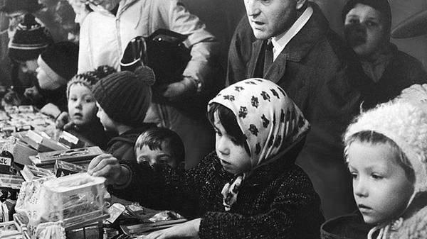 Auch 1966 glänzten die Kinderaugen am Spielzeugstand. In diesem Jahr änderte der Dramaturg Friedrich Bröger den Prolog des Christkindes zum bislang letzten Mal ab.