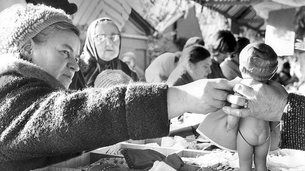 Puppeneinkauf für die Bescherung unter dem Weihnachtsbaum 1964. In diesem Jahr vertrat das erste Nachkriegs-Christkind Sofie Keeser noch einmal ihre Nachfolgerin Irene Brunner, die seit 1961 den Markt mit dem Prolog eröffnet hatte. Brunner konnte ihr Amt nicht wahrnehmen, da sie im November Mutter geworden war.