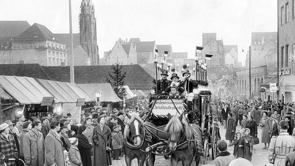 Die Postkutsche im Jahr 1956: Seit 1950 fährt ein historischer Kutschennachbau von 1939 Kinder und Erwachsene vom Christkindlesmarkt aus durch die weihnachtlichen Straßen der Nürnberger Altstadt. Als Vorlage diente eine Kutsche von 1874.