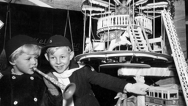 Dieses Bild aus dem Jahr 1951 zeigt begeisterte Kinder an einem Spielzeugstand. Das Wirtschaftswunder kam auch dem Christkindlesmarkt zugute, der mit den Jahren immer größer wurde.