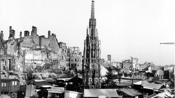Ein bisschen Weihnachtsfreude inmitten einer Trümmerlandschaft: Der erste Christkindlesmarkt nach dem Krieg wurde 1948 eröffnet. Als erstes Christkind der Nachkriegszeit sprach die Schauspielerin Sofie Keeser den Prolog.