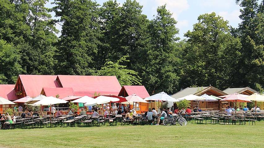 On a beautiful day like today, finding the park full of people comes as no surprise. When waterbottles run dry there is no need to worry. A biergarten is located right in the center of Wöhrder Wiese.