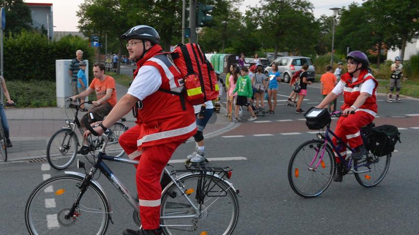 Sanitäter auf Fahrrädern waren bei etwaigen Unfällen sofort zur Stelle sein.