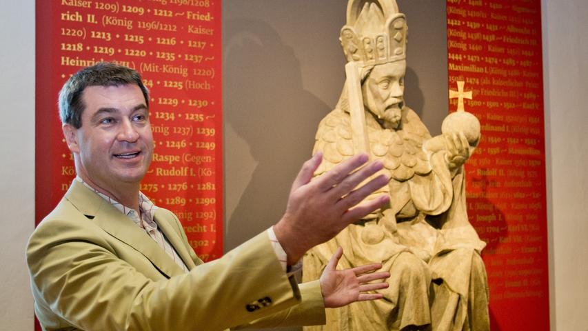 Im Juli stellte ein sichtlich zufriedener  Finanzminister Markus Söder,  vor einer Statue Karls des Großen, den neugestalteten Bau vor.