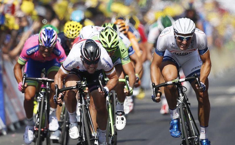 Marcel Kittel (rechts) bei seinem dritten Etappensieg der Tour de France 2014. Derartige Szenen sind ab 2015 vielleicht wieder live in der ARD zu sehen.