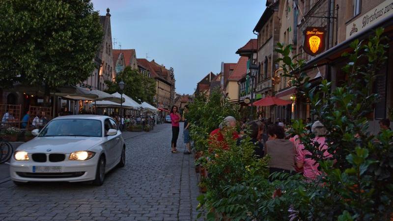 Das Verwaltungsgericht Ansbach hat entschieden: Die Stadt Fürth muss den Kneipenlärm in der Gustavstrasse eindämmen.