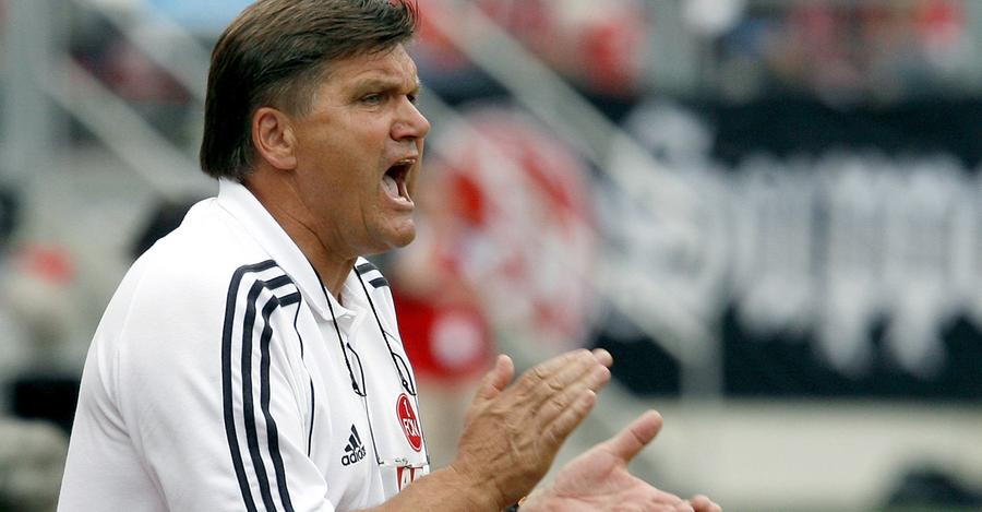 Am 9. November 2005 übernahm Hans Meyer das Amt des Cheftrainers beim damaligen Tabellenletzten der Fußball-Bundesliga. Innerhalb kürzester Zeit führte er den Club auf einen Nicht-Abstiegsplatz, sicherte am 32. Spieltag den Klassenerhalt und erreichte am Ende sogar Platz 8. Daraufhin wurde Meyers Vertrag zunächst unbefristet verlängert. Am 9. November 2005 übernahm Hans Meyer das Amt des Cheftrainers beim damaligen Tabellenletzten der Fußball-Bundesliga. Innerhalb kürzester Zeit führte er den Club auf einen Nicht-Abstiegsplatz, sicherte am 32. Spieltag den Klassenerhalt und erreichte am Ende sogar Platz 8. Daraufhin wurde Meyers Vertrag zunächst unbefristet verlängert.
