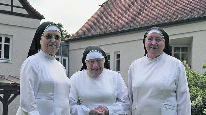 Sie sehen ihrem Abschied mit einem lachenden und einem weinenden Auge entgegen: Schwester Magdalenis, Schwester Terenta und Schwester Elise (von links). Sie sehen ihrem Abschied mit einem lachenden und einem weinenden Auge entgegen: Schwester Magdalenis, Schwester Terenta und Schwester Elise (von links).